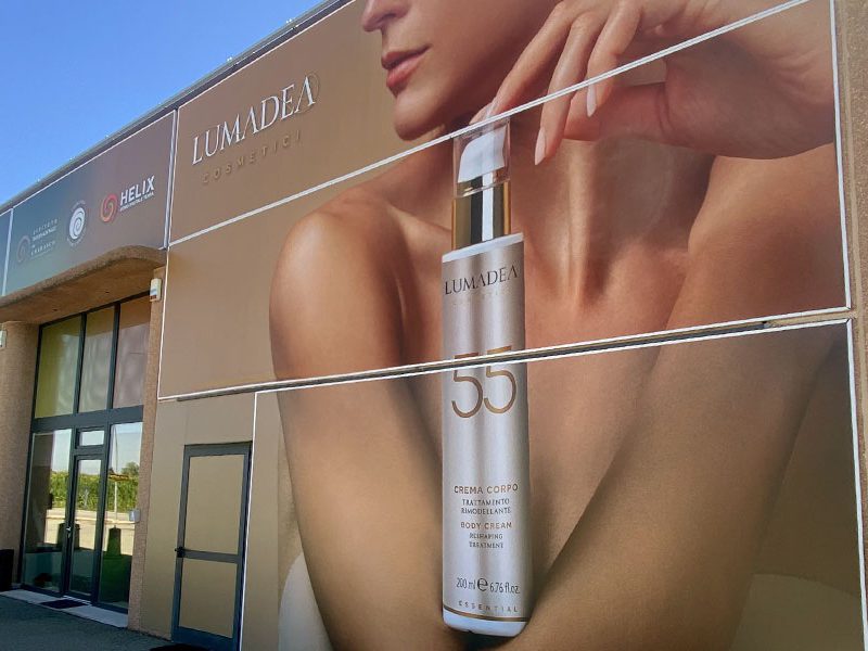 Une façade avec une grande fresque d’un produit cosmétique à la bave d’escargot.
