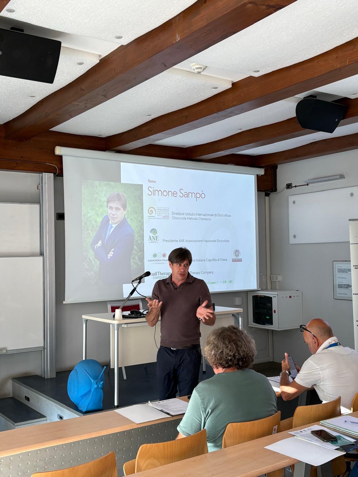 Simone Sampò s’adresse à un public lors d’une session de formation.