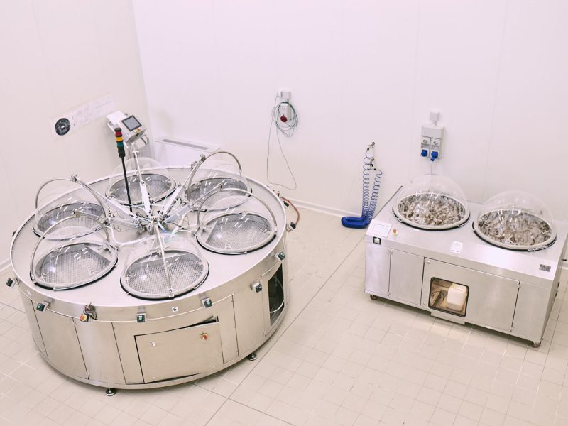 Due estrattori Muller in un laboratorio dalle pareti bianche: a sinistra il Fibonacci, tondo, con sei cupole trasparenti disposte a raggiera; a destra il One, rettangolare, con due cupole piene di chiocciole.